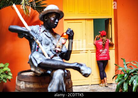 Rom-Statue im Innenhof des Museo Del Ron (Rummuseum) in Havanna Stockfoto