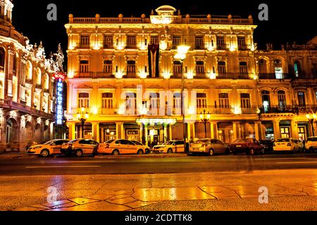Nachtansicht des Gran Teatro de La Habana (Tolles Theater von Havanna) und das berühmte Hotel Inglaterra Stockfoto
