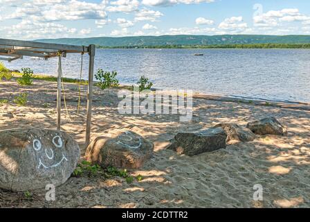 Große Felsen am Sandstrand Stockfoto