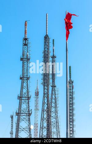 Telekommunikationstürme mit Panelantennen und Funkantennen und Satellitenschüsseln für die Mobilfunkkommunikation 2G, 3G, 4G, 5G Stockfoto