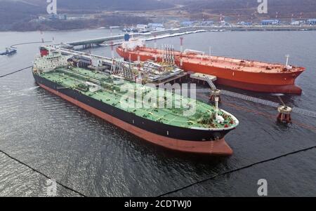 Luftaufnahme der Öltankschiffe im Hafen, Stockfoto