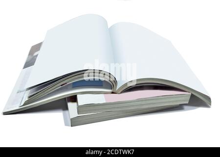 Geöffnete leere Seiten von Magazin oder Buch, Katalog isoliert auf weiß Stockfoto