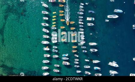 Luftaufnahme eines Fischerbootes, das vor Anker geht. Stockfoto