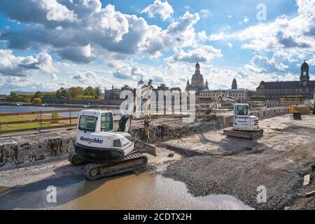 Baufahrzeuge auf der Augustusbrücke in Dresden während der Renovierung Stockfoto