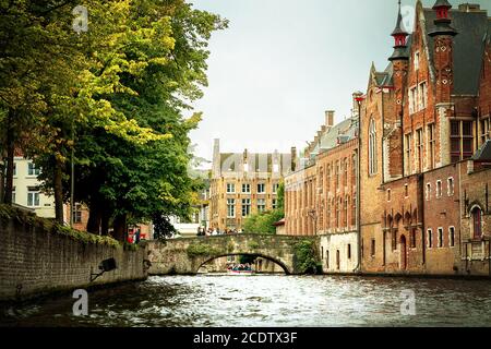 Auf dem Weg mit dem Boot auf der Groenerei mit Blick auf die Meestraat Brug und mittelalterliche Gebäude in Brügge Stockfoto