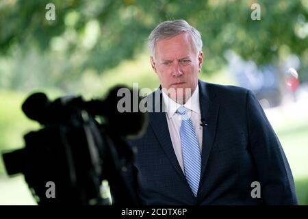 Washington, DC, USA. August 2020. Mark Meadows, Stabschef des Weißen Hauses, spricht während eines Fernsehinterviews vor dem Weißen Haus in Washington, DC, USA, am Freitag, den 28. August 2020. Meadows erklärte, dass das Weiße Haus der Sprecherin des Repräsentantenhauses Nancy Pelosi ein Konjunkturpaket im Wert von 1.3 Billionen Dollar angeboten habe, das Präsident Donald Trump heute unterzeichnen würde, und erklärte, dass die Gespräche aufgrund ihrer Kompromisszurückhaltung weiterhin ins Stocken geraten. Quelle: Stefani Reynolds/Pool via CNP Quelle: dpa/Alamy Live News Stockfoto