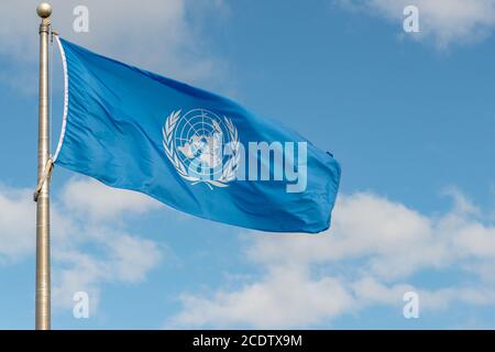 Fundy National Park, NB, Kanada - 30. Juni 2020: Flagge der Vereinten Nationen im Wind auf einem Fahnenmast gegen teilweise bewölkten Himmel. Stockfoto