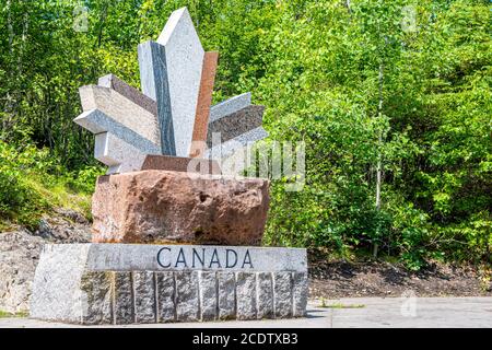 Saint John, NB, Kanada - Juni 28 2020: Eine Ahornblatt-Skulptur mit KANADA eingraviert darunter. Es ist aus Stein aus jeder Provinz in Kanada. Stockfoto