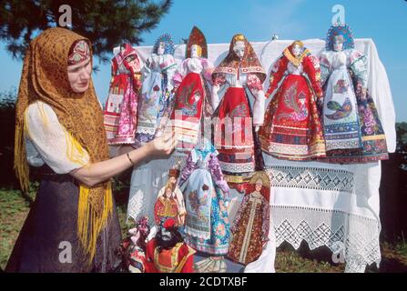 Russland Russische Föderation Uglich, handgemachte Märchenpuppen traditionelles Kleid, Verkäufer verkauft Verkauf, Display Verkauf Frau weibliche Puppe Hersteller Kostüme Stockfoto