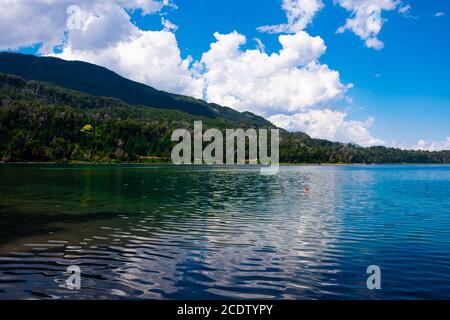 Blick auf den See Nahuel Huapi vom Hafen von Manzano (Puerto Manzano). Villa La Angostura, Argentinien Stockfoto