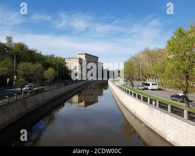 Moskau, Russland - Verkehr entlang der Uferstraße entlang des Flusses Yauza Stockfoto