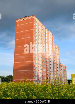 Neue Wohnhaus auf der Straße der Stadt. Wohnhäuser Stockfoto