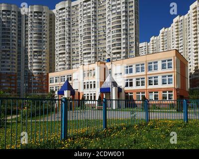 Chimki, Russland - Stadtbild mit der mittleren Schule der allgemeinen Bildung Stockfoto