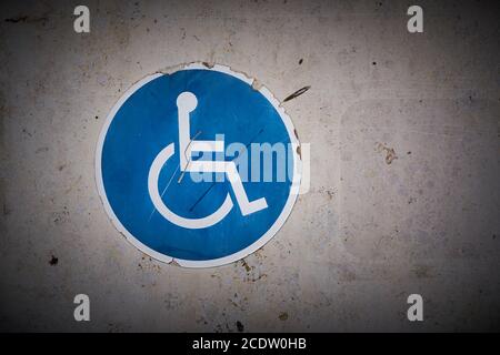 Symbol für einen Behindertenparkplatz an der Wand des Eine Parkgarage Stockfoto