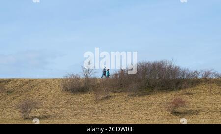 Spaziergänger auf dem Deich des Mittellandkanals in Barleben Nahe Magdeburg Stockfoto