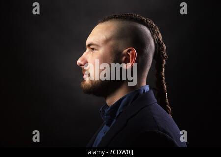 Mann mit Dreadlocks, sieht aus wie ein Wikinger, Irokesen Haarschnitt Stockfoto