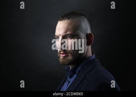 Mann mit Dreadlocks, sieht aus wie ein Wikinger, Irokesen Haarschnitt Stockfoto