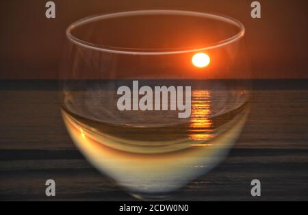 Sonnenuntergang im Weinglas Stockfoto