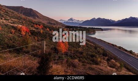 Mount Cook Aussichtspunkt mit dem See pukaki und der Straße, die zum Mount Cook Dorf führt. Aufgenommen während eines Stockfoto