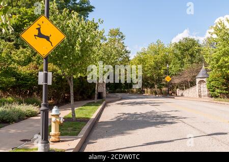 Ein Schilder, das symbolisiert, dass sich Hirsche in der Gegend auf einer Straße am Eingang zum Summerset-Viertel, pittsburgh, PA, USA, befinden Stockfoto