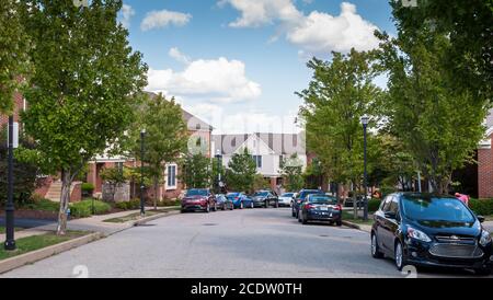 Autos parkten an einem sonnigen Sommertag in Pittsburgh, Pennsylvania, USA, auf einer von Bäumen gesäumten Straße im Summerset-Viertel Stockfoto