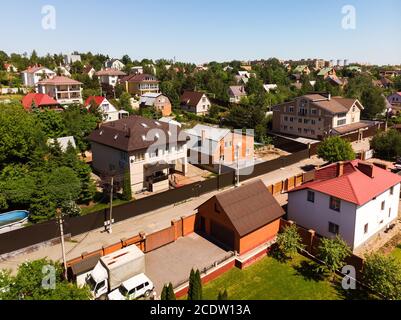 Blick auf die Landschaft mit Häusern von oben, Russland. Stockfoto