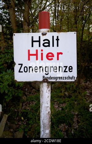 Schild an der ehemaligen innerdeutschen Grenze mit der Inschrift Halten Sie hier zonale Grenze Stockfoto