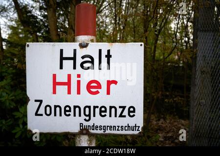 Schild an der ehemaligen innerdeutschen Grenze mit der Inschrift Halten Sie hier zonale Grenze Stockfoto