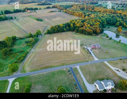 Amish Farmland Landbauernhof, Haus auf Erntefeldern in Feldern in Hartville, Ohio Stockfoto