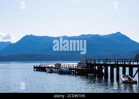 Villa La Angostura, Argentinien. Februar 10, 2020. Blick auf einen hölzernen Pier in Bahia Brava. Puerto Angostura. Nahuel Huapi See Stockfoto