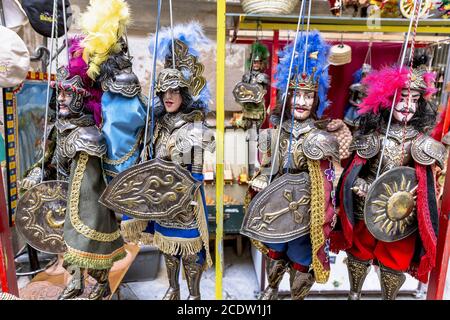 Sizilianische Ritterpuppen mit Metallrüstung in Palermo Stockfoto