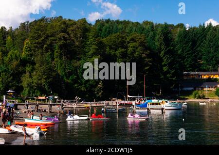 Villa La Angostura, Argentinien. Februar 10, 2020. Blick auf den Strand von Bahia Mansa. Puerto Angostura. Nahuel Huapi See Stockfoto