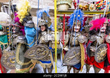 Sizilianische Ritterpuppen mit Metallrüstung in Palermo Stockfoto