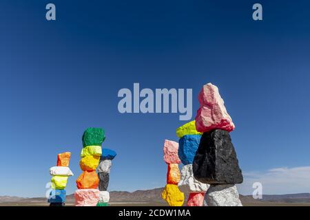 Die Skulptur der sieben magischen Berge verleiht der Wüste einen Farbtupfen In Der Nähe Von Las Vegas Stockfoto