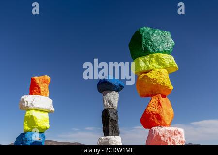 Die Skulptur der sieben magischen Berge verleiht der Wüste einen Farbtupfen In Der Nähe Von Las Vegas Stockfoto