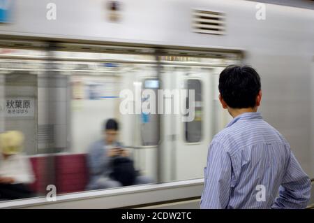 Mann wartet auf den Zug, Akihabara Station, Tokio, Japan (2009) Stockfoto