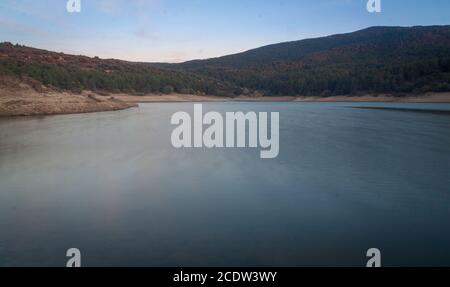 Revenga Reservoir, See im Sierra de Guadarrama Nationalpark in Segovia und Madrid. Castilla y Leon, Spanien Stockfoto