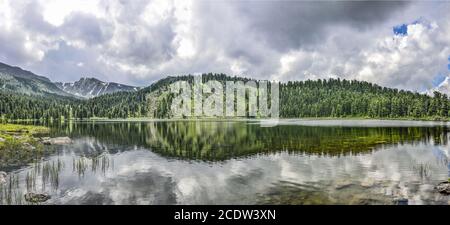 Einer von sieben Berg-Karakol-Seen, im Altai-Gebirge, Russland Stockfoto