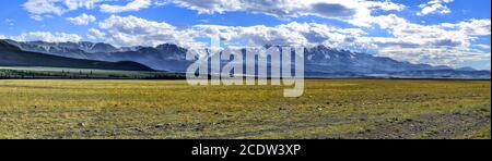 Panorama des Nord-Chuya-Grats mit Kuray Steppe im Vordergrund, Republik Altai, Russland Stockfoto