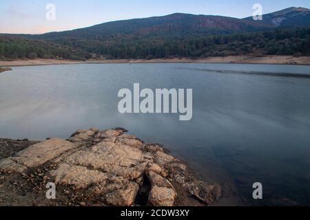 Revenga Reservoir, See im Sierra de Guadarrama Nationalpark in Segovia und Madrid. Castilla y Leon, Spanien Stockfoto