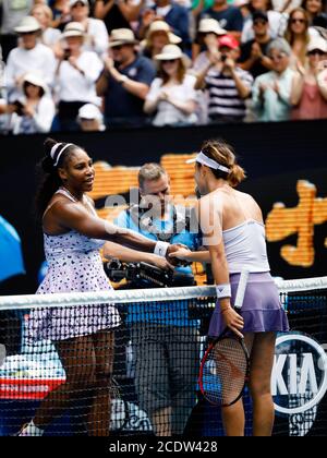 Serena Williams (USA) gratuliert Qian Wang (CHN) während des Jahres 2020 Australian Open Stockfoto