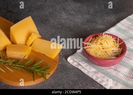 Tablett mit Parmesankäse und feinen Kräutern Stockfoto