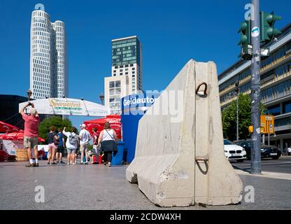 Konkrete Sperre für die Terrorismusbekämpfung auf dem Breitscheidplatz in der Innenstadt von Berlin. Stockfoto