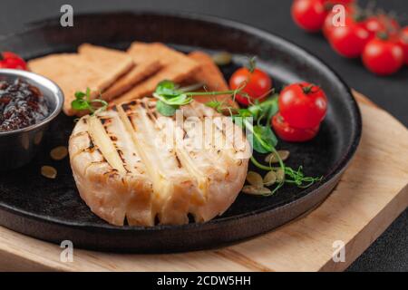Heiße Vorspeise gebackenen Camembert oder Brie Käse mit Marmelade Stockfoto