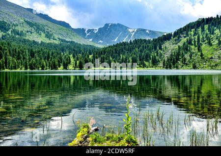 Einer von sieben Berg-Karakol-Seen im Altai-Gebirge, Russland Stockfoto