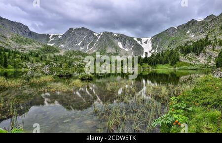 Einer von sieben Berg-Karakol-Seen im Altai-Gebirge, Russland Stockfoto