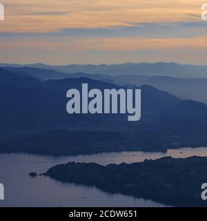 Einbruch der Dunkelheit über Luzern. Blick vom Rigi, Schweiz. Stockfoto