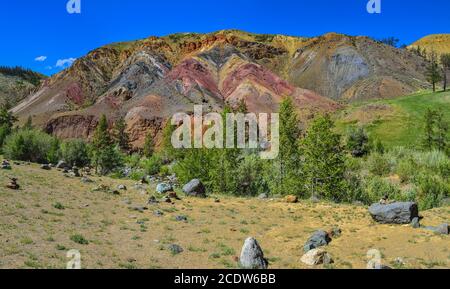 Blick auf unwirklich schöne bunte Lehmklippen im Altai-Gebirge, Russland Stockfoto