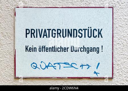 Schild mit der Aufschrift Privates Eigentum, keine öffentliche Passage. Unten ist Unsinn geschrieben Stockfoto