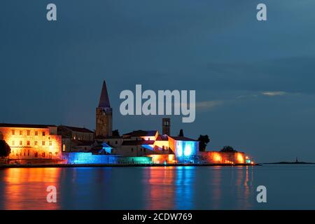 Beleuchtete Gebäude in der historischen Altstadt von Porec in Kroatien am Abend Stockfoto